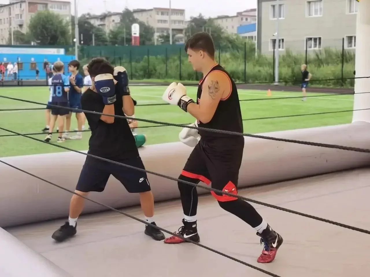 Спортивный праздник с бокс-спаррингами и метанием ножей прошёл в Большом Камне

На Умной площадке за