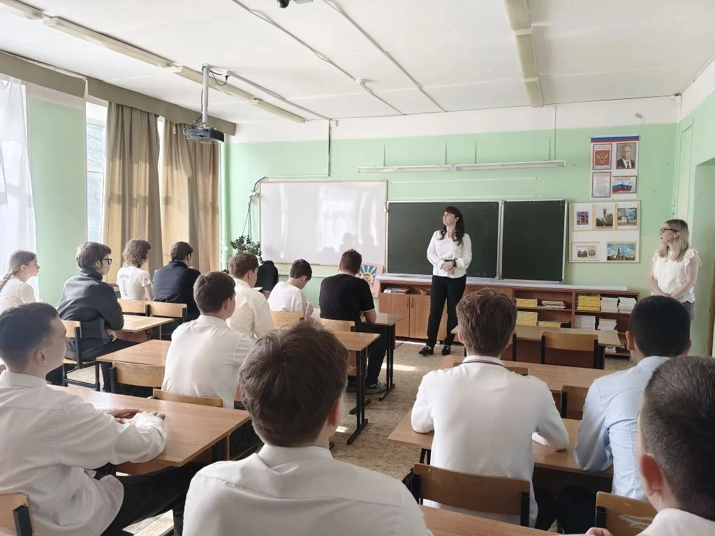 Каждый понедельник во всех общеобразовательных и дошкольных учреждениях Можайского муниципального ок