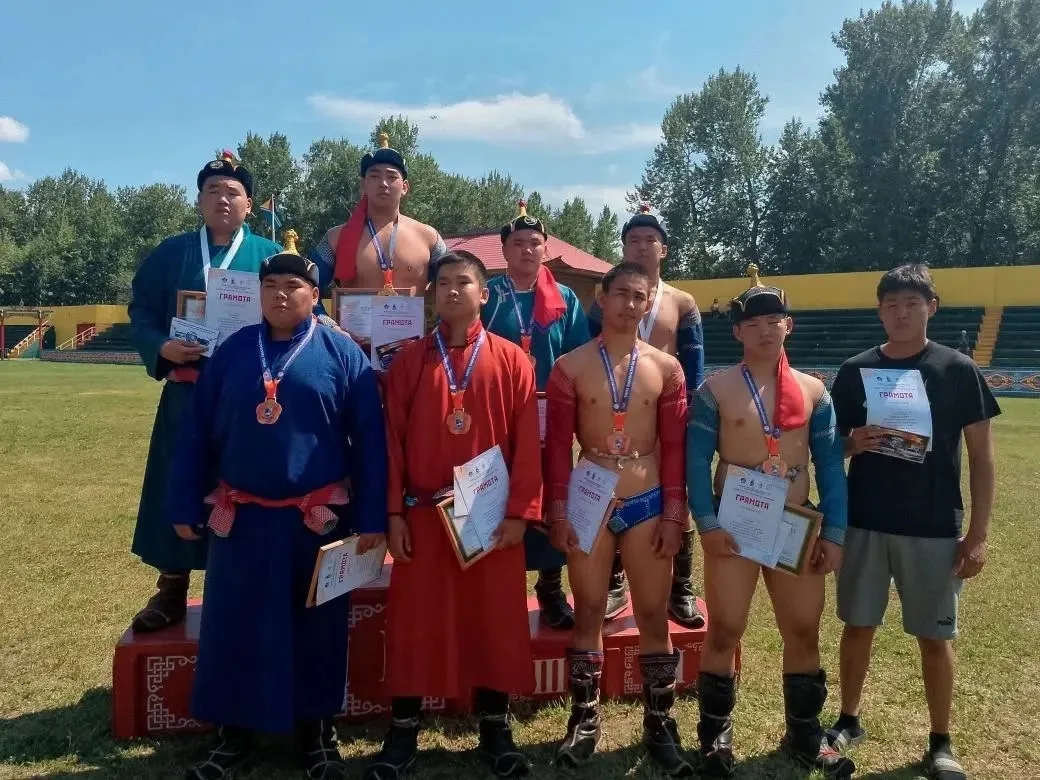 В Туве ко Дню России прошел турнир по борьбе хуреш среди юношей👍

Ко Дню России и Году Единства Нар