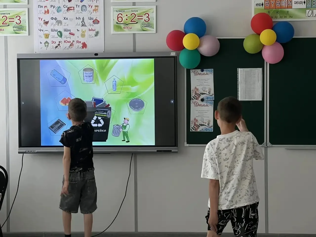 Кояшкай лагеренең 10нчы көнендә балалар “Экология көне” дигән тема белән таныштылар. “Сортировщик” у