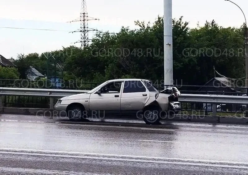 ⚡️ Пассажирский автобус №11 врезался в ВАЗ на Сокольском мосту  — легковушке смяло всю заднюю часть
