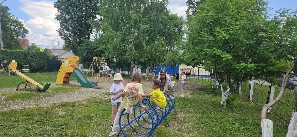 ☀️ Сегодня в лагере День дружбы.
Утром ребята дружно сделали весёлую зарядку ⚡️
Участвовали в меропр
