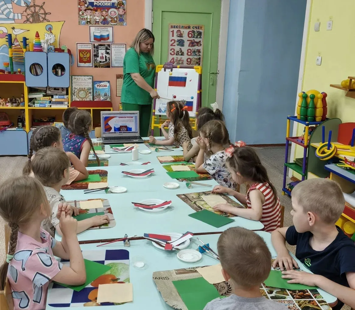 🇷🇺"Наш флаг - символ страны".🇷🇺

12-го июня наша страна отмечает День России - праздник свободы,