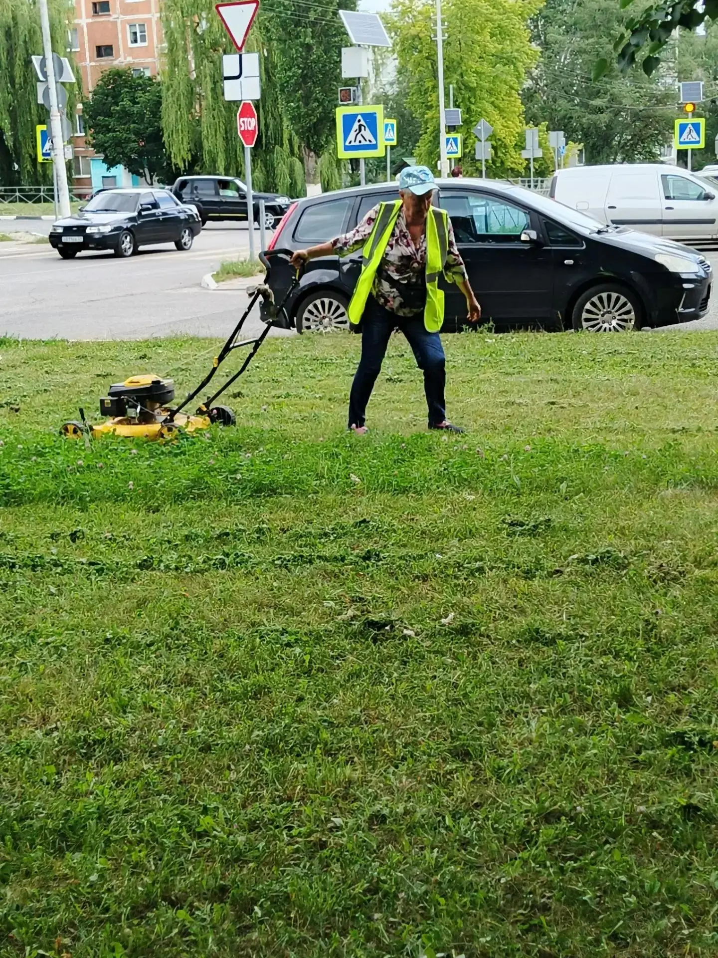 Продолжается покос травы придомовых территорий