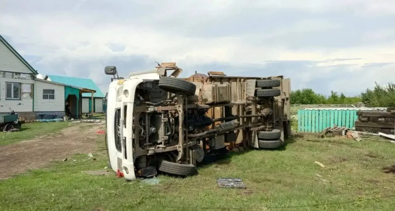 В Башкирии зафиксировано прохождение смерча, который опрокинул большегруз и нанес ущерб кровлям неск