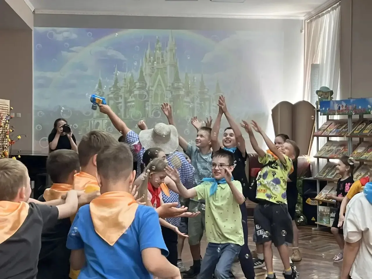 Лагерная смена продолжается 🏕️. Все идет по плану, как обычно: зарядка, минутка здоровья 🏃‍♂️, зав