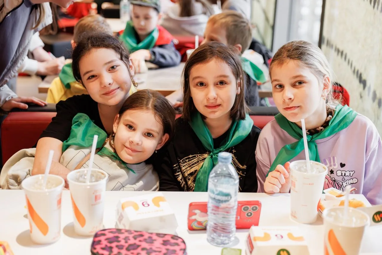 🍔 В популярном ресторане быстрого питания сегодня особенно многолюдно — сюда после экскурсии по Мос