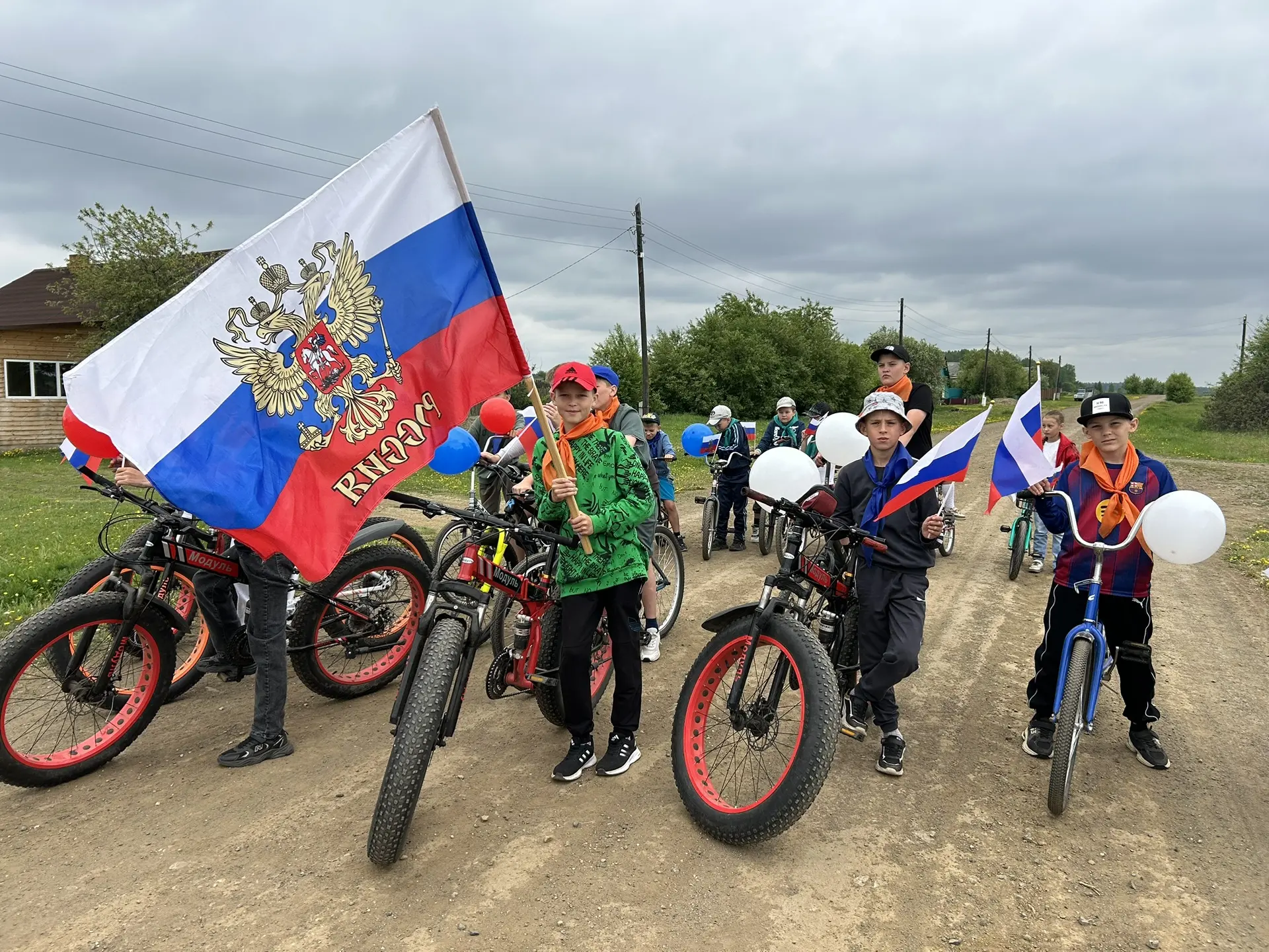 🚴‍♂️ В преддверии Дня России в ЛДП «Улыбка» (Чеботарихинская школа) прошёл традиционный велопробег!
