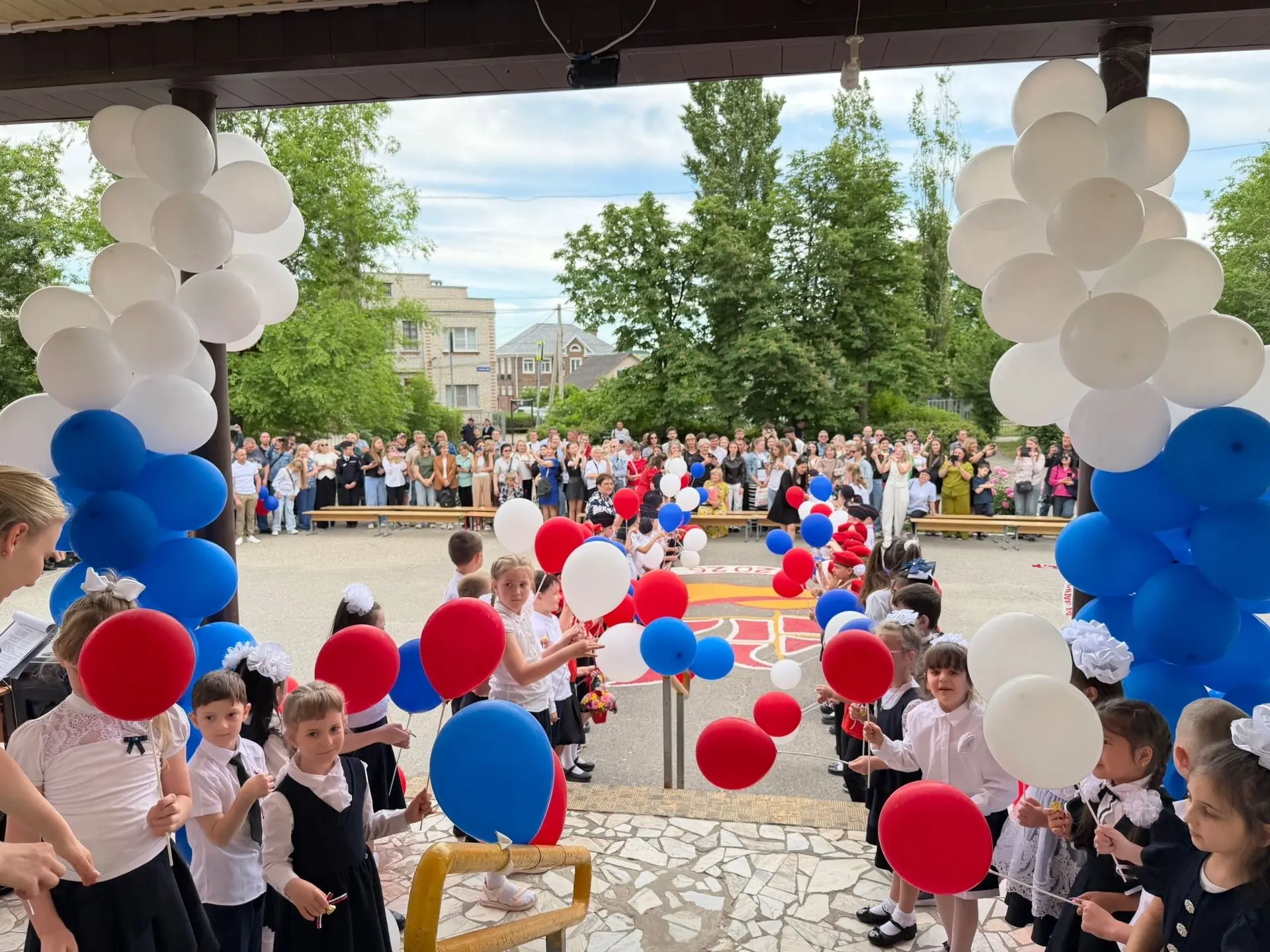 🎗🌹❤️ Последний звонок в МОУ СШ №128!
Школьный двор на время превратился в съёмочную площадку самог