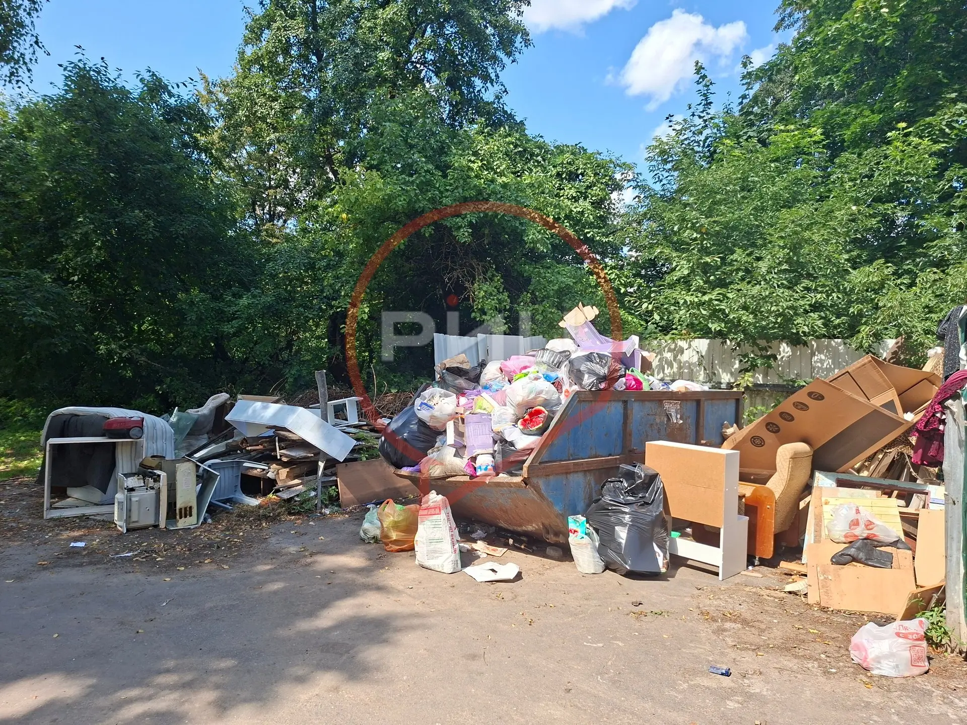 На еженедельной планёрке в администрации округа обсудили вывоз мусора и стихийных свалок в поселения
