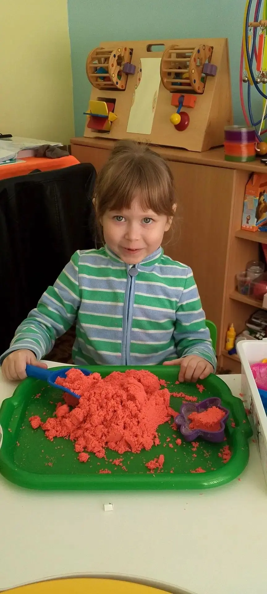 Собрались мы здесь опять,                                     
Мастерить, с песком играть!          