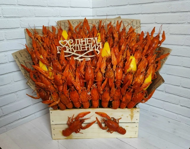 Раки в букете - это когда подарок сразу становится поводом открыть вино 🦞

Я собираю закусочные бук