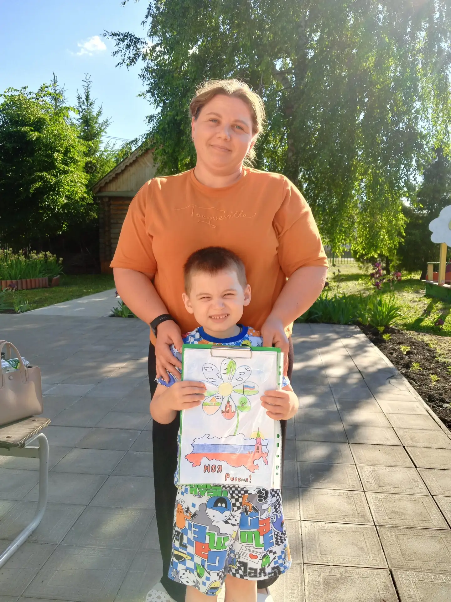 "Такая разная Россия!"
Под таким названием прошла выставка рисунков в нашем детском саду.
Работы пол