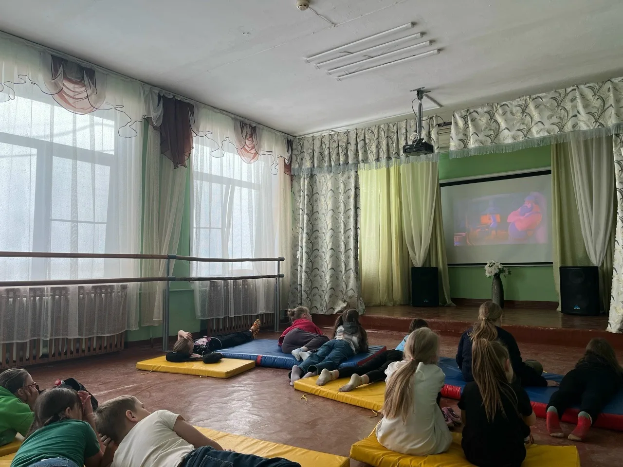 Чтобы каникулы прошли не только весело, но и с пользой, мы пригласили школьников на просмотр мультфи
