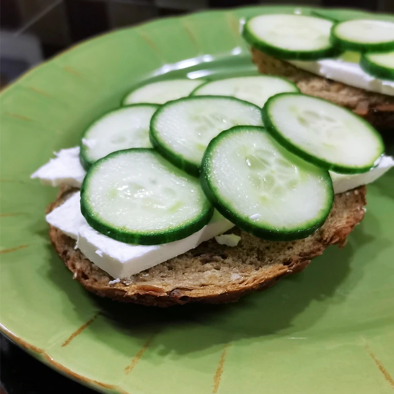 Бутерброд без мяса на скорую руку 🥒

Недавно увидела в одном сериале, как главный герой делал себе 