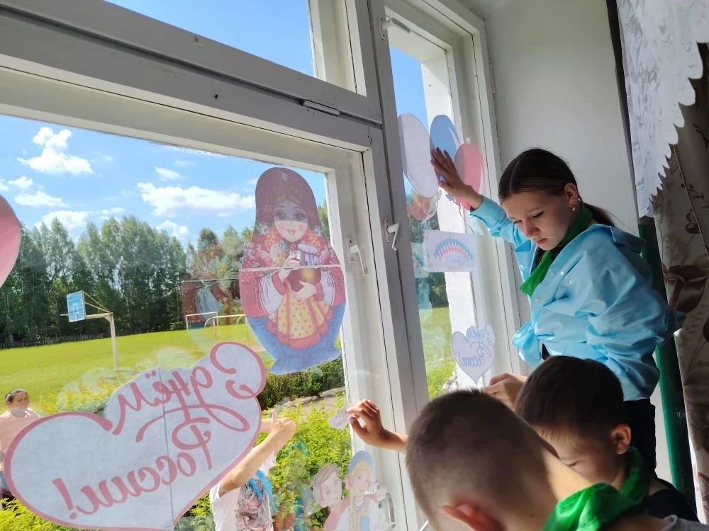 ОКНА РОССИИ 🇷🇺🎨

В преддверии Дня России наши окна превратились в настоящие холсты для творчества