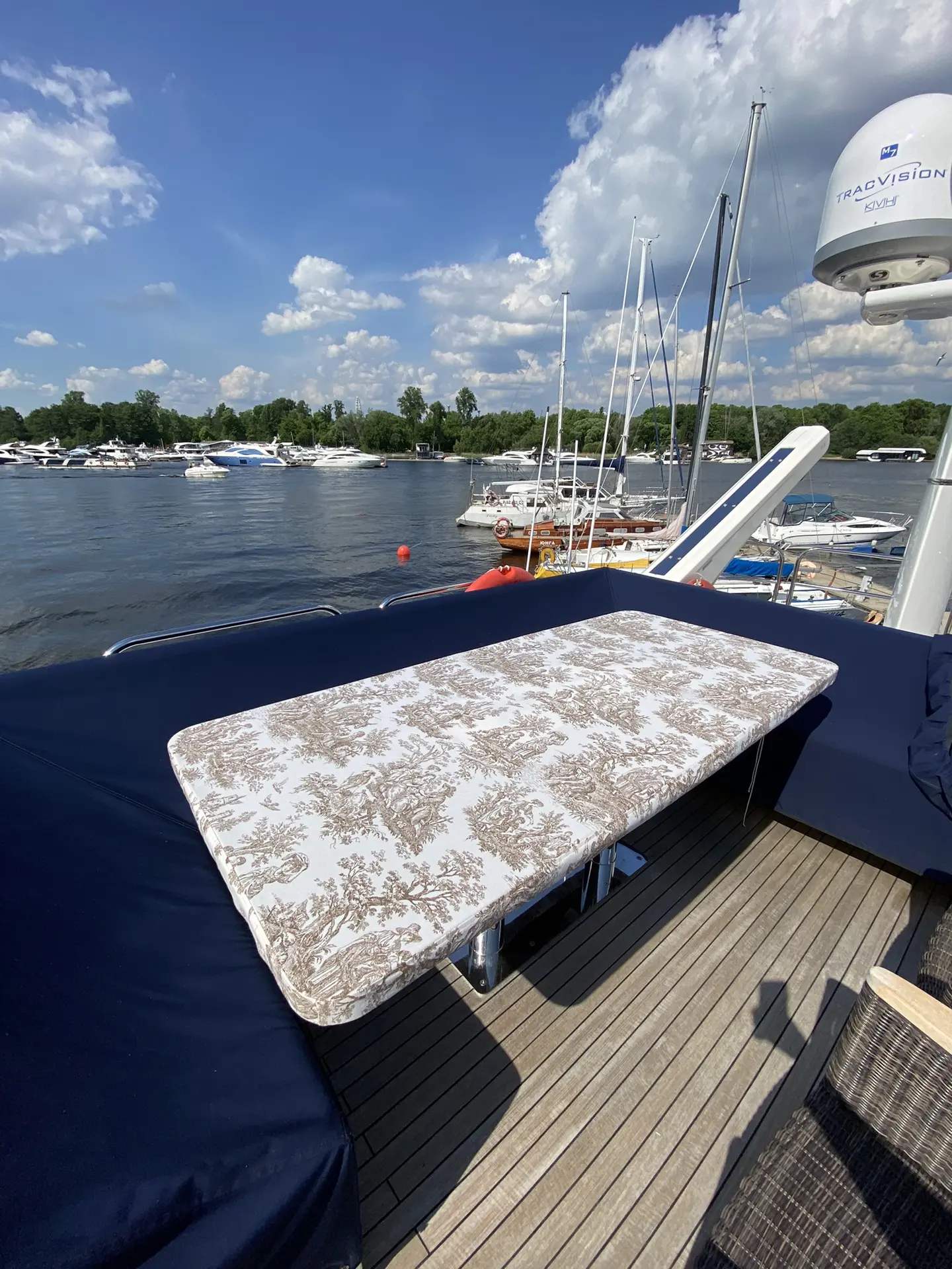 ⛵️Выполнили интересный заказ скатертей на ЯХТУ с классическим французским рисунком «ТУАЛЬ де ЖУИ». 
