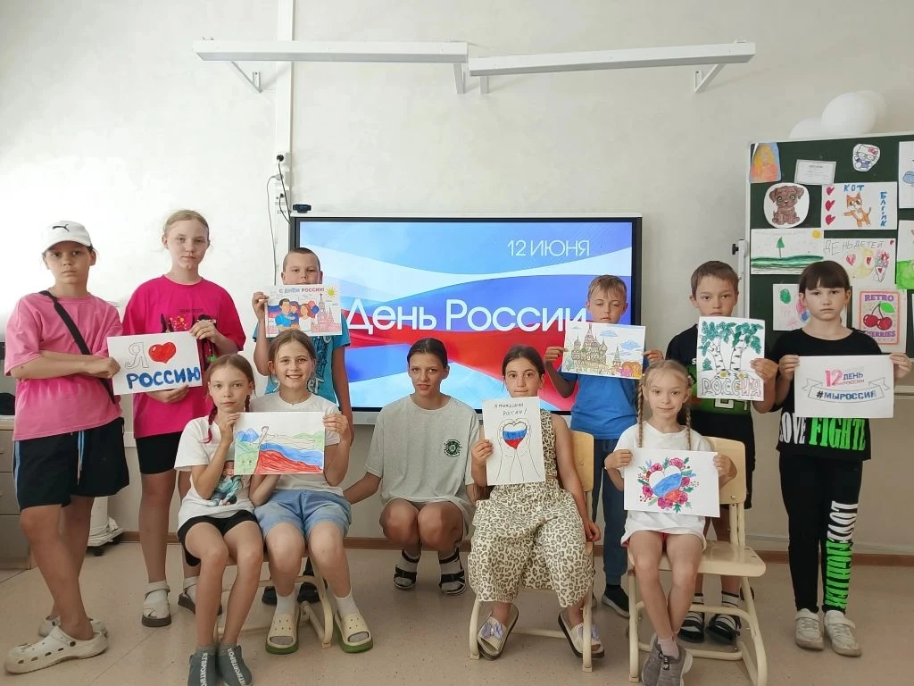 Ребята присоединились к Всероссийской акции "Родиной горжусь".

В отрядах оформлены выставки рисунко