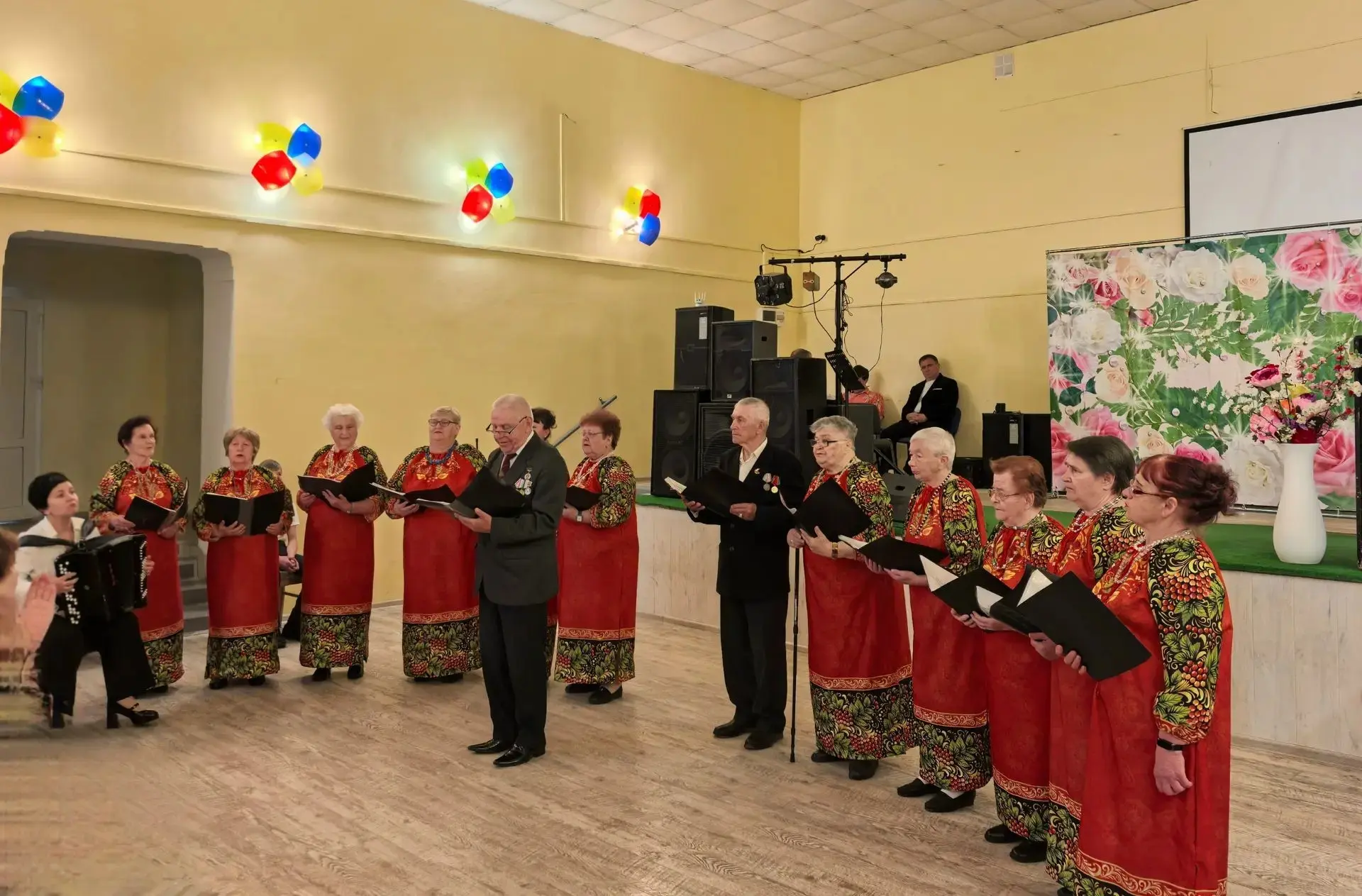🎊Юбилей хора «С песней по жизни»

🏡🎼В Сычевском комплексном центре социального обслуживания насел