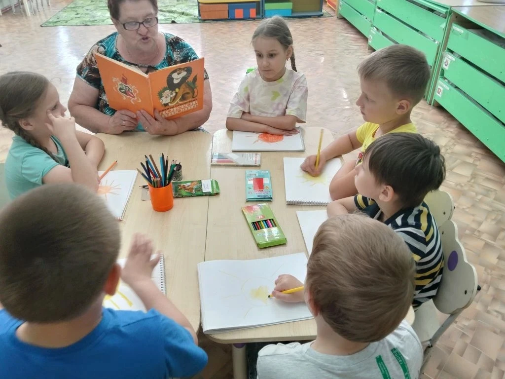 Сегодня в нашем детском саду день солнышка! Воспитатель провела беседу о значении солнца для человек