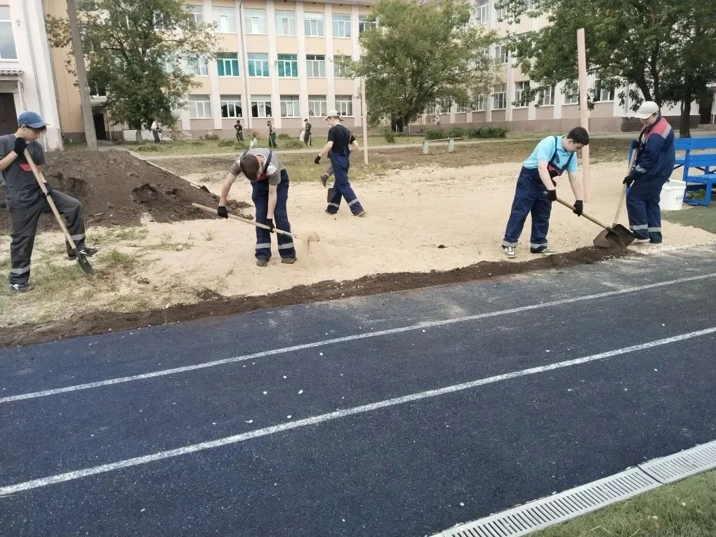🌪️Ещё один день в трудовой бригаде «Ураган»: порядок и слаженная работа!

✅Рабочий день начался с с