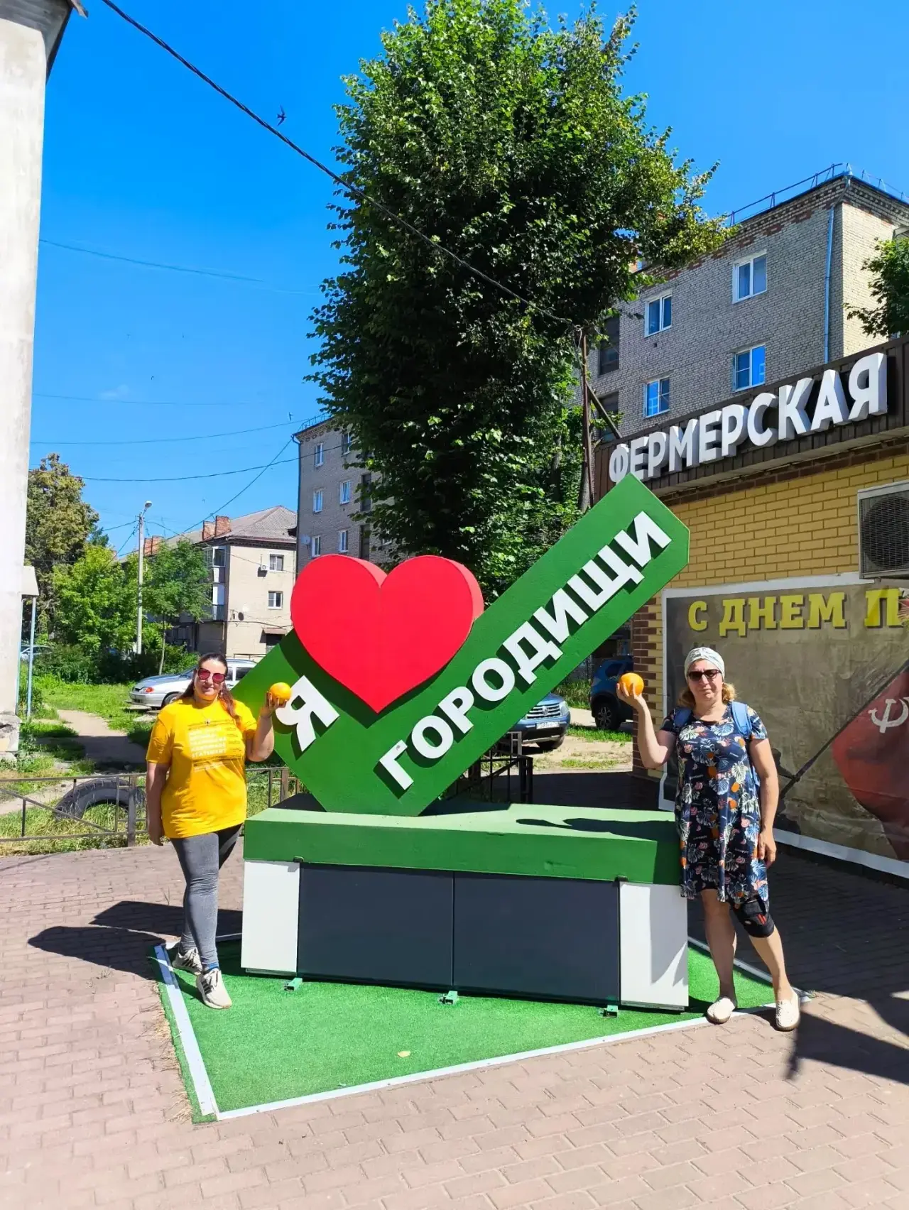 Сегодня ходили в ближайший населенный пункт к нашему СНТ за продуктами. Думаете - деревня-деревней? 