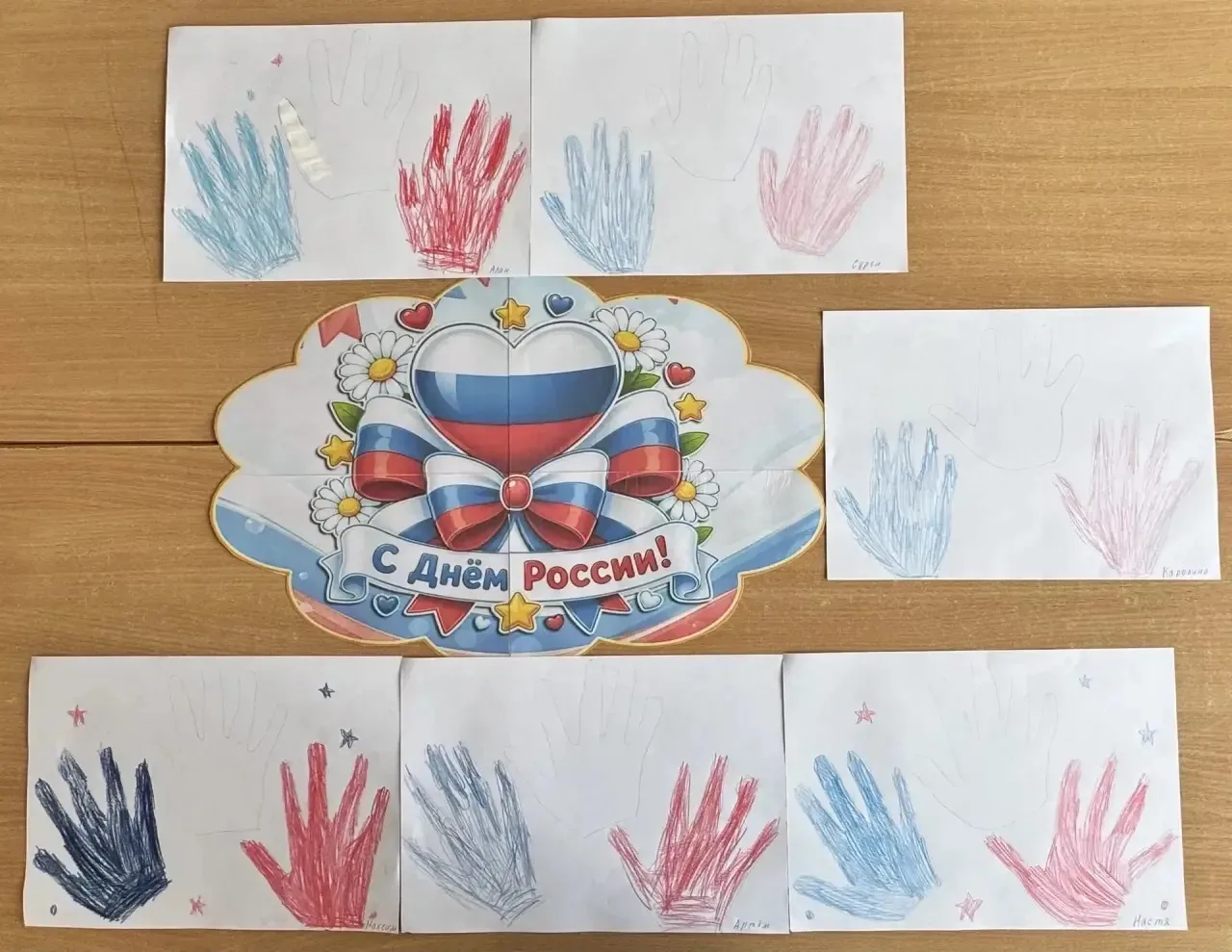 Аппликация с элементами раскрашивания «Ладошки России»
Группа компенсирующей направленности ЗПР 
Цел