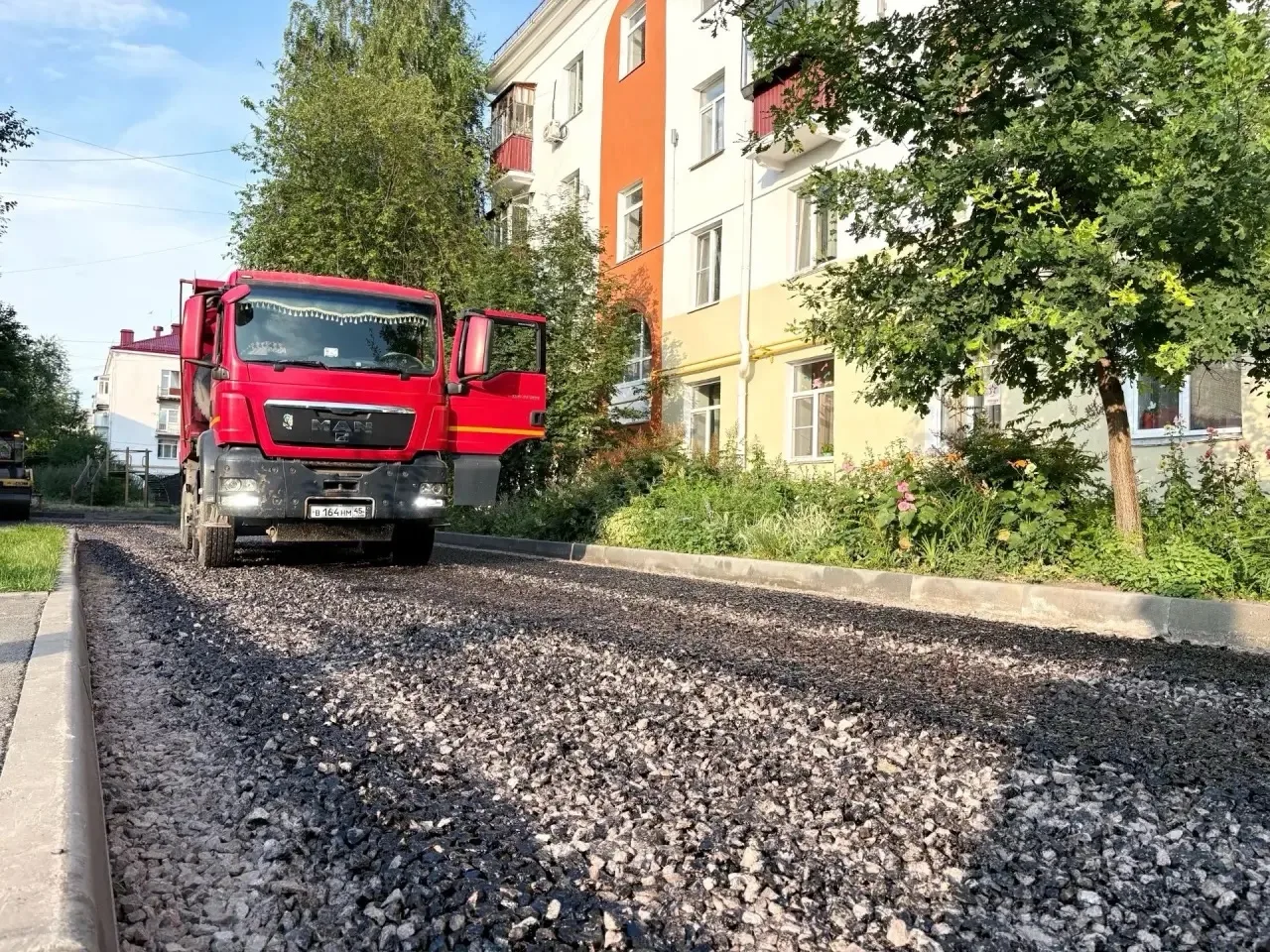 По ремонту этого двора было обращение на прямую линию губернатора участника СВО.
 
Сделали.  
 
В це