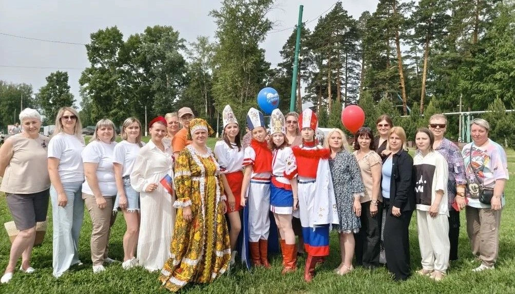 С Днем России!🇷🇺

Душевно, красочно и даже по-семейному тепло было на праздничном мероприятии, пос