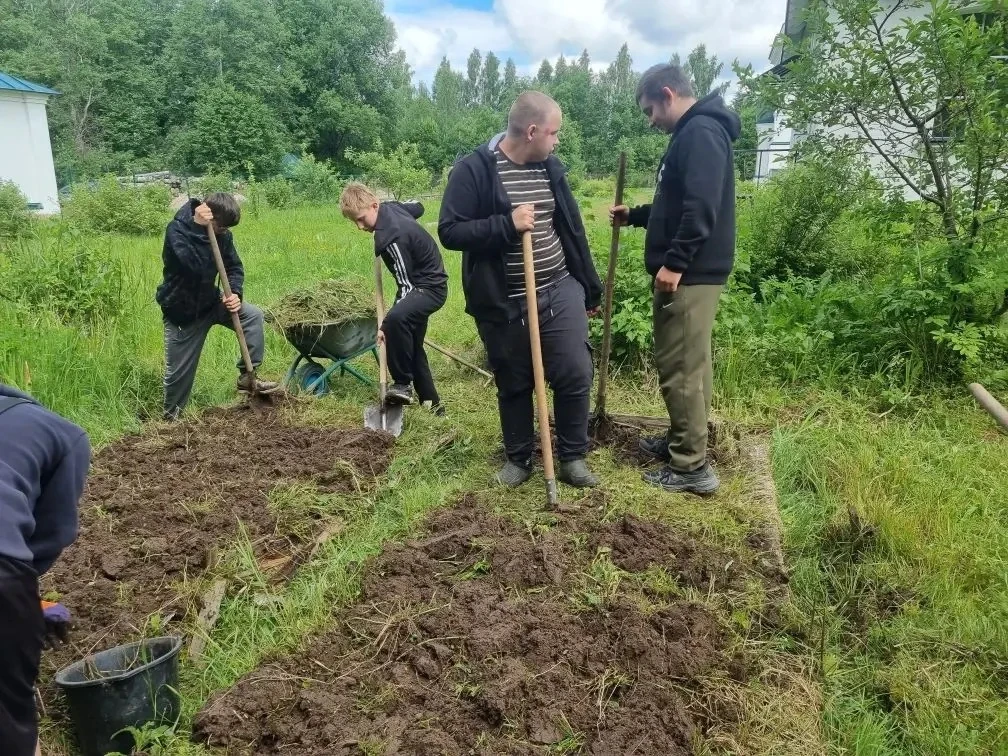 🌱Ребята из нашего лагеря труда и отдыха сегодня вновь побывали в деревне Домкино. Юные труженики по