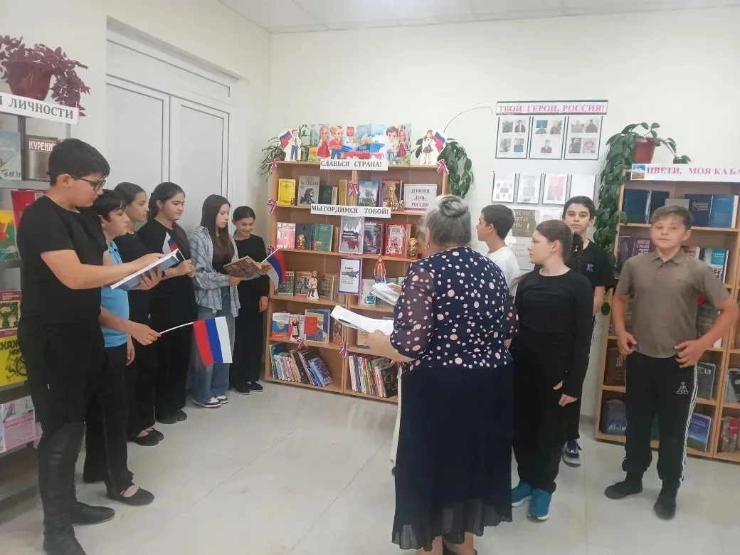🇷🇺Ко Дню России в библиотеке-филиале с.п. Малка оформлена книжно-иллюстративная выставка "Славься 