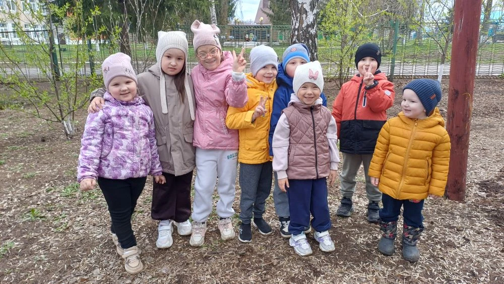 Солнышко весеннее
Смотрит на ребят,
Вышли на прогулку
Дети погулять.
Сколько развлечений
В детсаду н