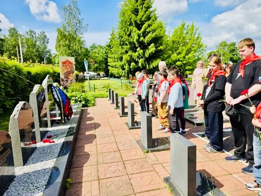 🔔 Патриотический проект продолжает объединять Бугры и Токсово: «Маршрут памяти» принял гостей!
Учеб
