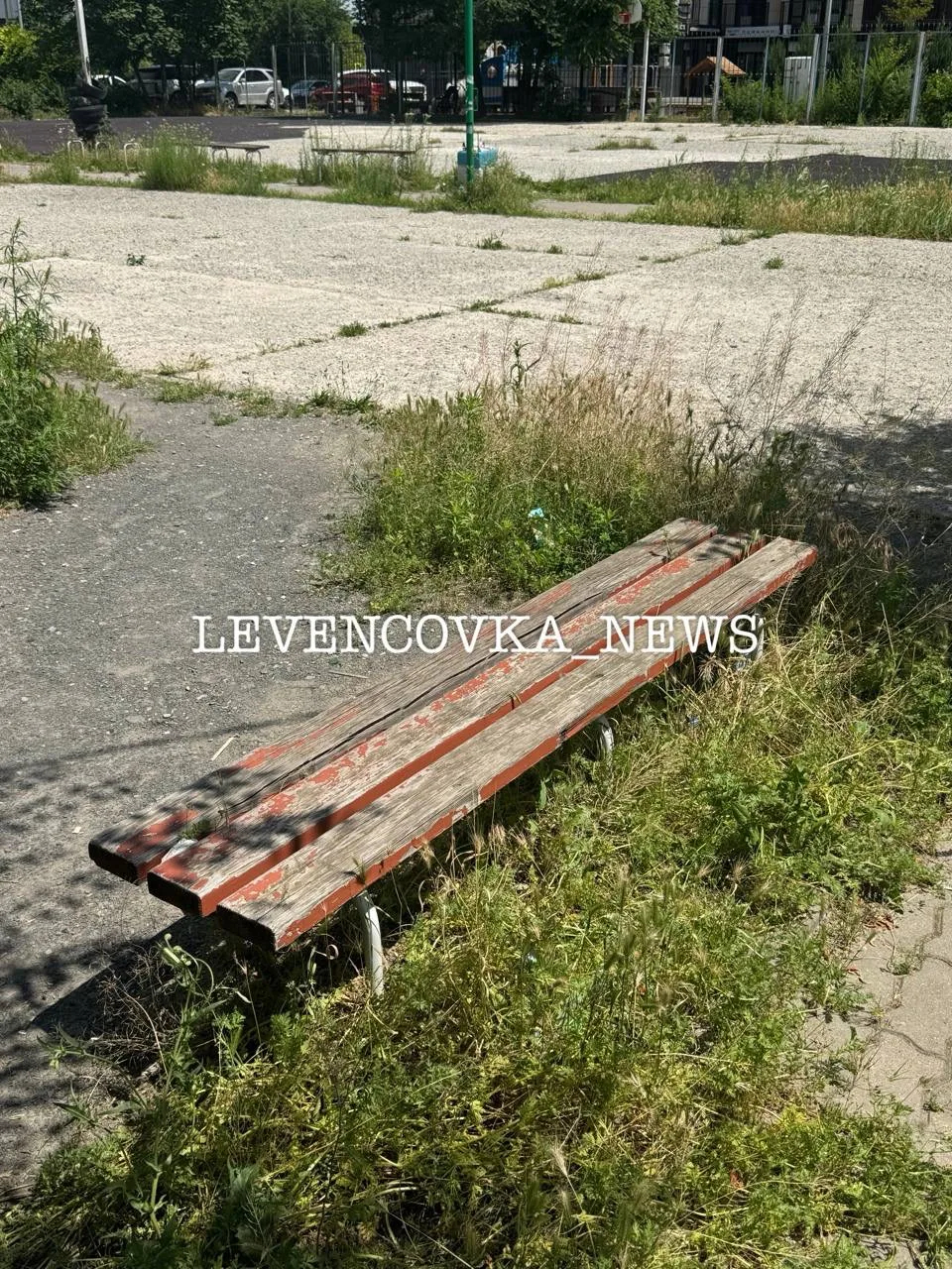 От жителя

«Соседи, кто отвечает за эту территорию и этот долголетний позор? Площадка в таком состоя