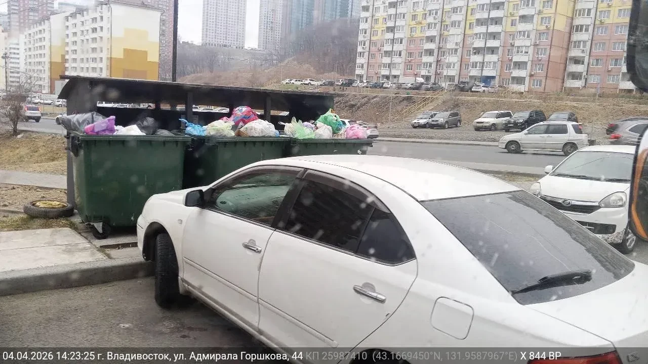 🚛 Машины у контейнеров: график под угрозой
📅 Апрель–май 2026 — вывоз отходов в микрорайонах Снегов