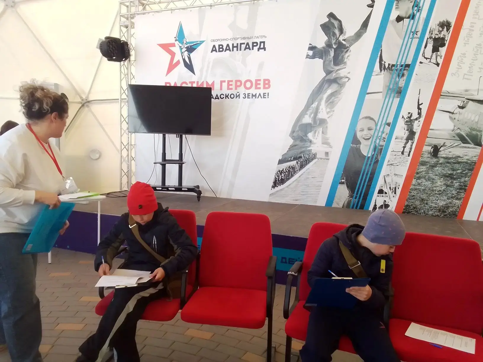 Первое задание:
Военно - политическая подготовка! Работаем...