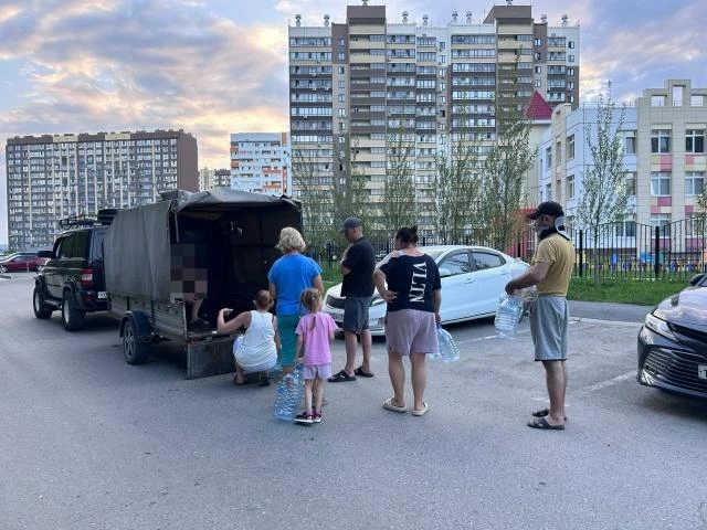 Неравнодушные тюменцы организовали бесплатный подвоз воды для соседей

"Огромное спасибо нашим сосед