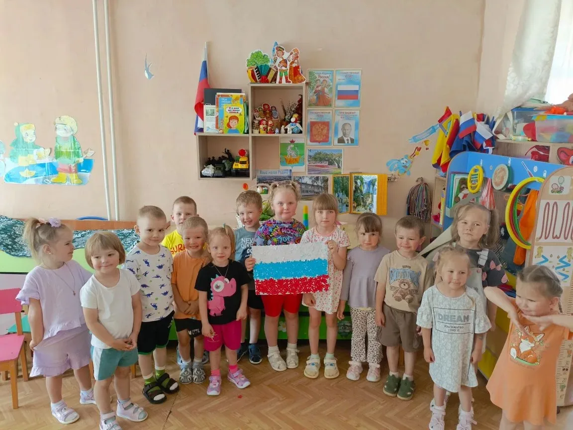 Принимайте поздравление от ребят средней "Б" группы 💥🌟🇷🇺