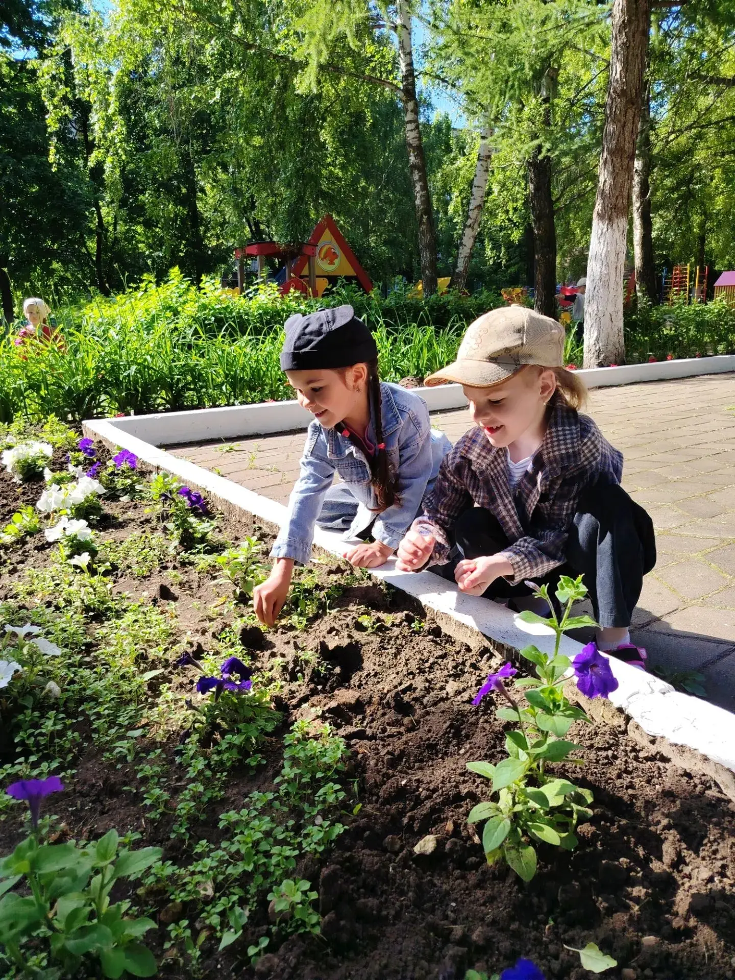 Ответственное задание на цветочной поляне🌸
Оказывается, быть садоводом — это не просто поливать цве