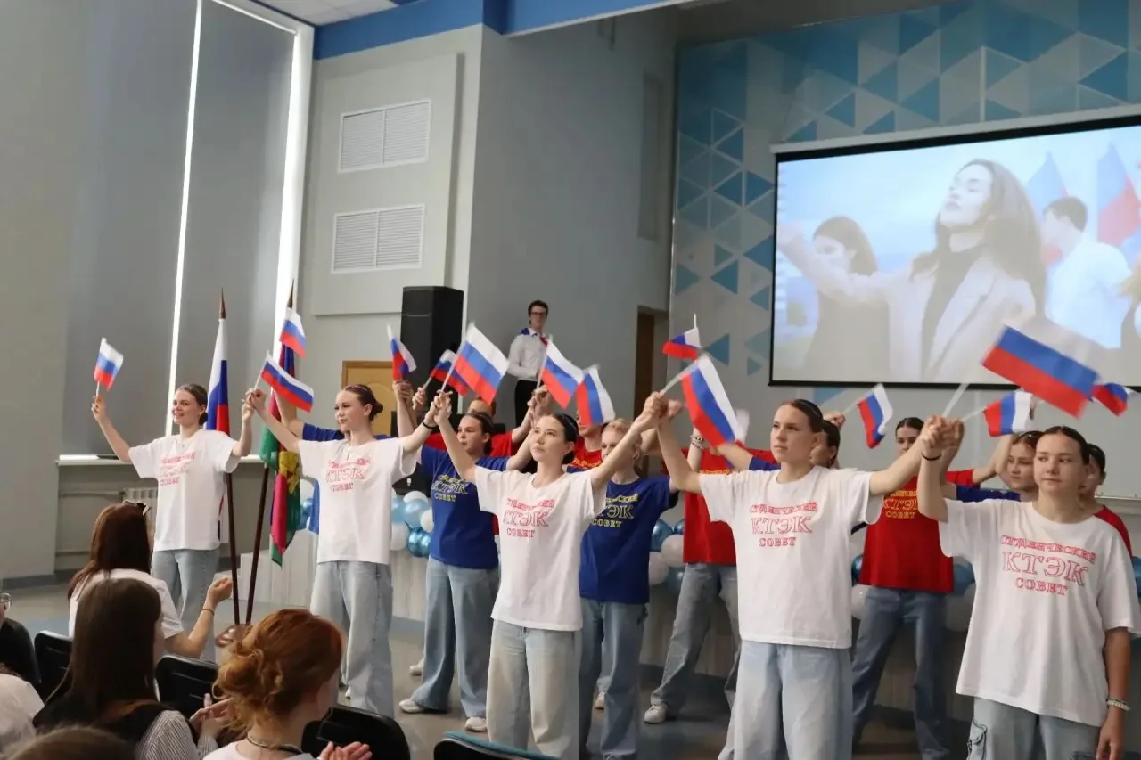 🇷🇺 День России в «КТЭК»

🎤 В Краснодарском торгово-экономическом колледже сегодня гремел празднич