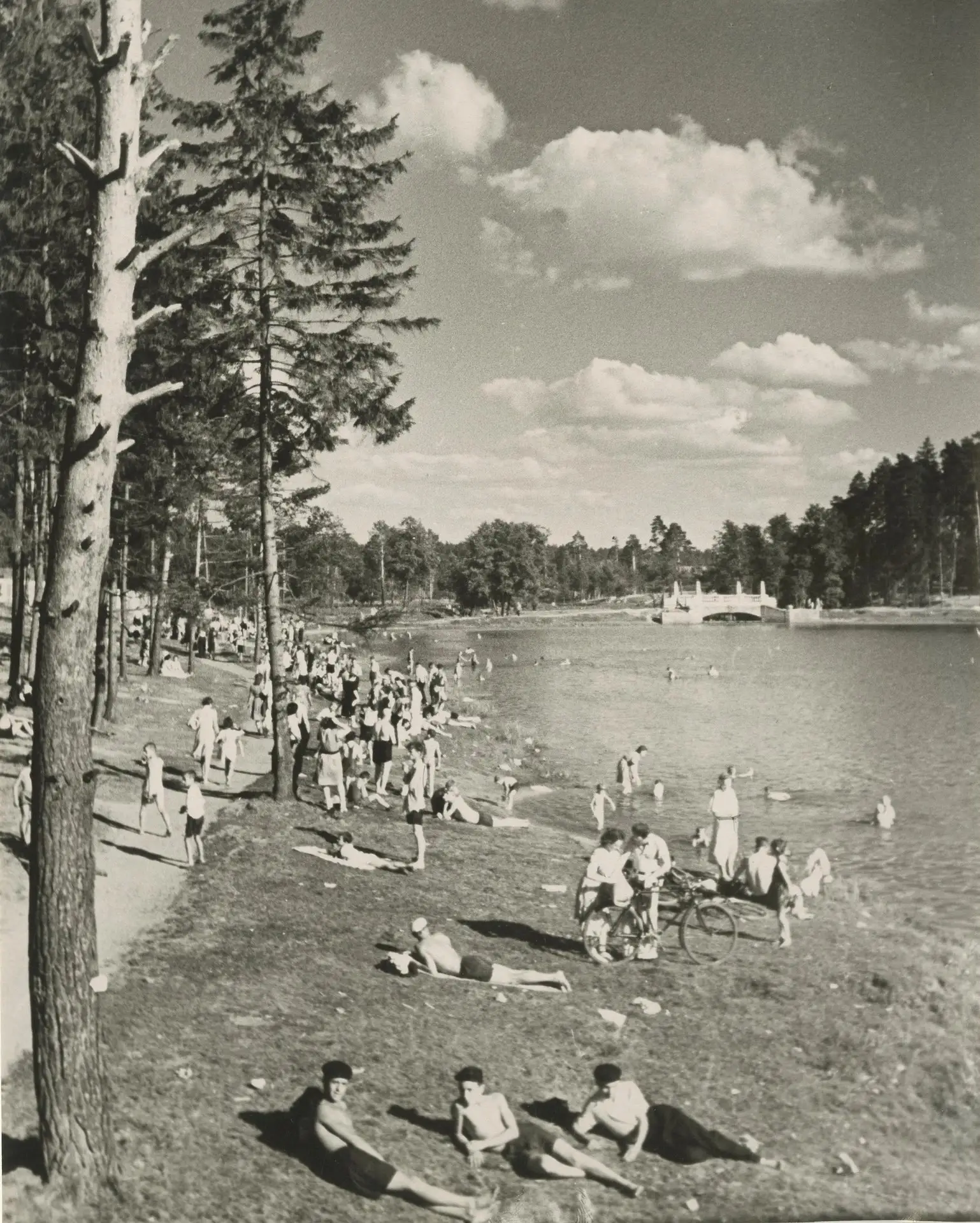 Кратовский пруд. Летний отдых
1945–1949 г.г.

Фото: Грачев Михаил Петрович

▶️ Прислать и обсудить н