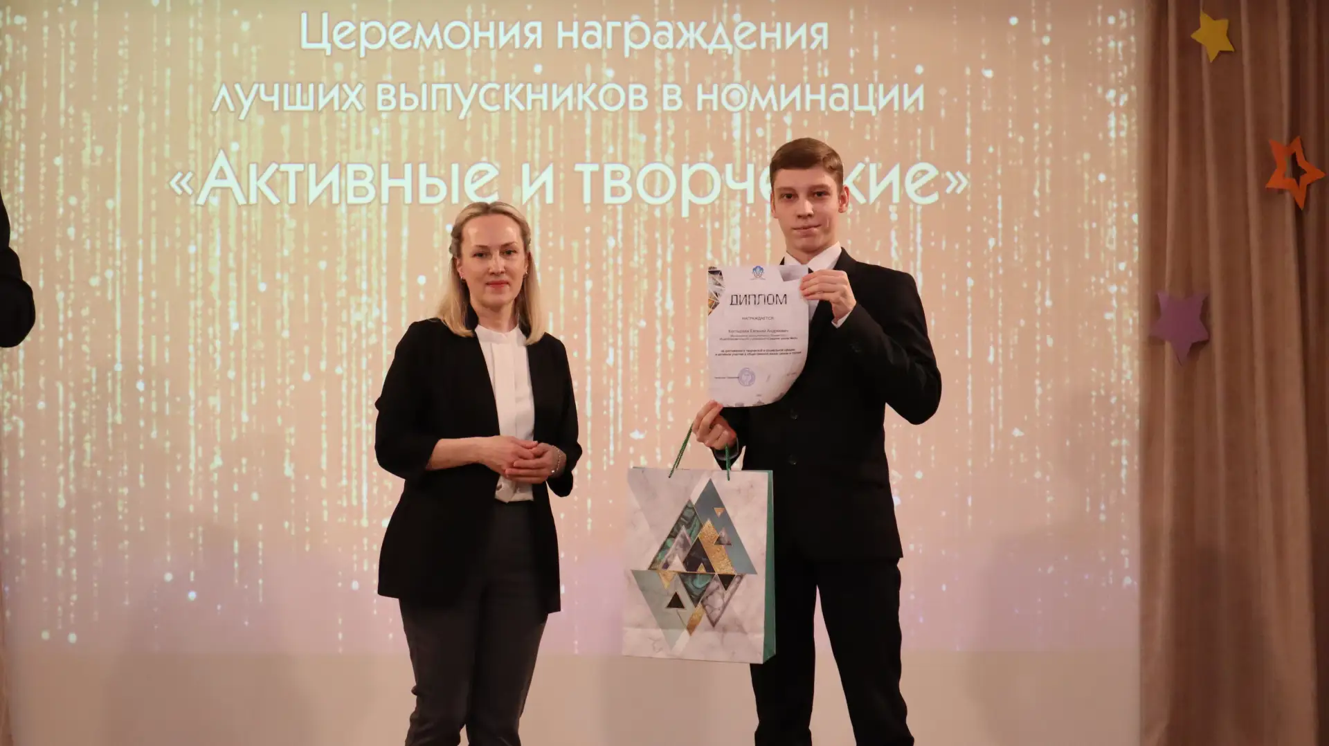 🎉 🎉
В конце учебного года в нашем центре традиционно состоялась церемония награждения лучших выпус