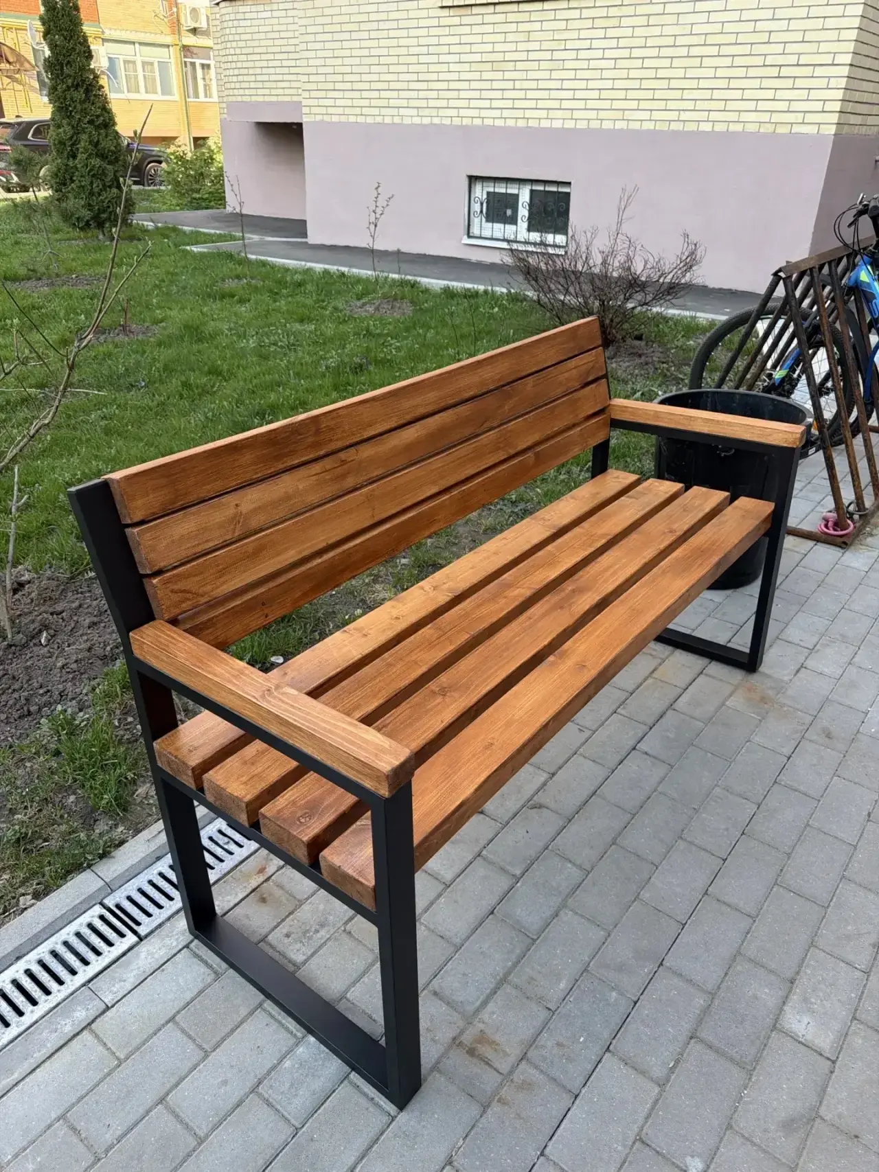 Теперь во дворе дома 221б ул. Октябрьской революции стало еще комфортнее благодаря новым скамейкам, 