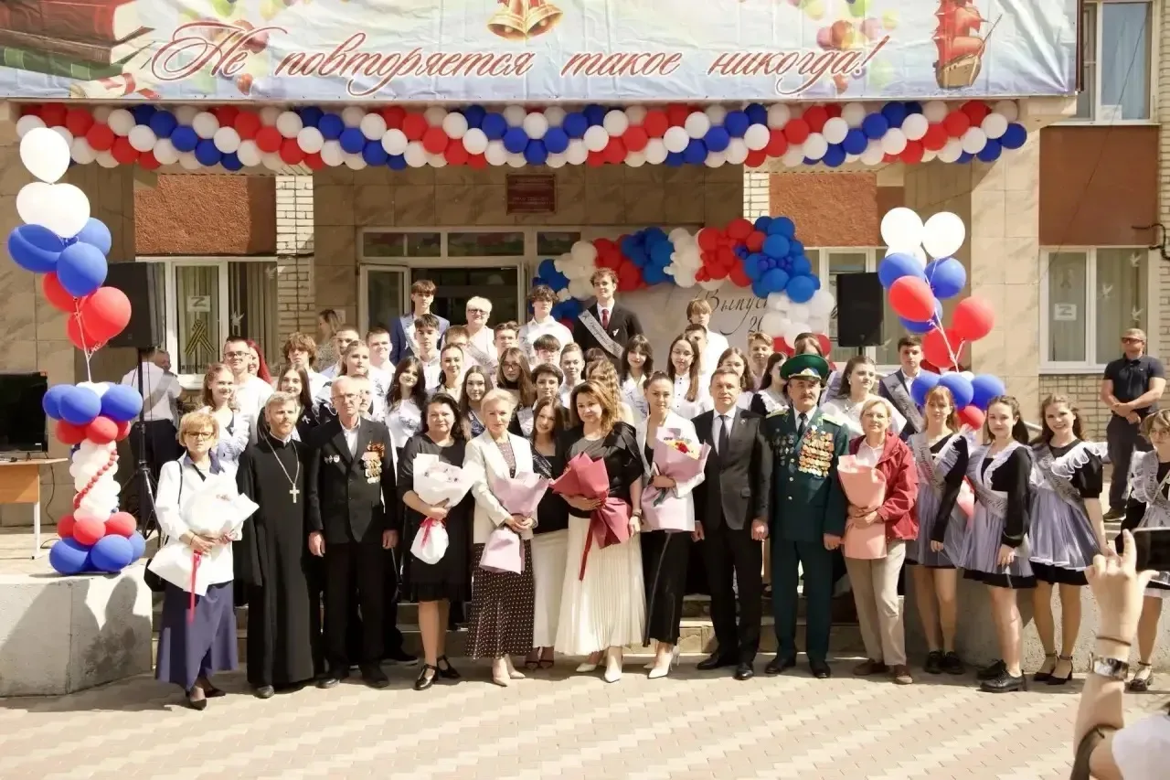 Вчера, 26 мая 2026 года, в школе №20 царила особенная атмосфера. Торжественная линейка, посвященная 