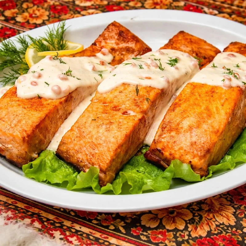 РЫБА ПОЛУЧАЕТСЯ СОЧНОЙ, МЯГКОЙ И ОЧЕНЬ АРОМАТНОЙ. СЛИВОЧНЫЙ СОУС С ИКРОЙ ДОБАВЛЯЕТ БЛЮДУ ОСОБУЮ НЕЖН