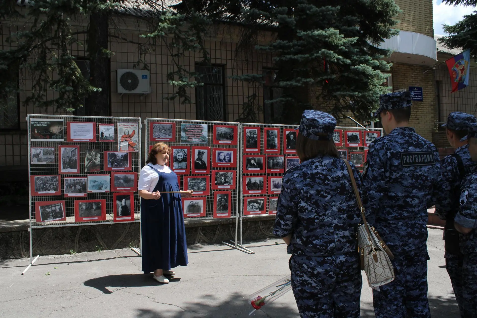 ЭКСПОНИРОВАНИЕ ПЕРЕДВИЖНОЙ ФОТОВЫСТАВКИ "НИКТО НЕ ЗАБЫТ, НИЧТО НЕ ЗАБЫТО" СОСТОЯЛОСЬ В РОВЕНЬКАХ
 
2