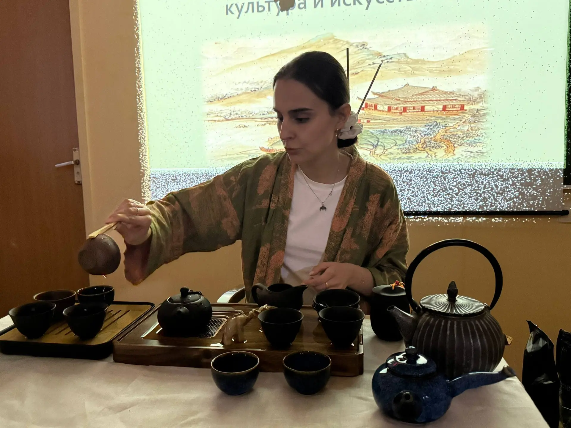 🌿 Погружение в мир чая: от пользы до древней церемонии!

Наши первокурсники совершили увлекательное