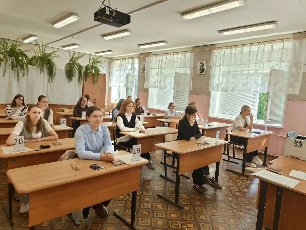 📝 В Тихвине продолжается основная волна ЕГЭ

Сегодня одиннадцатиклассники сдавали географию, биолог
