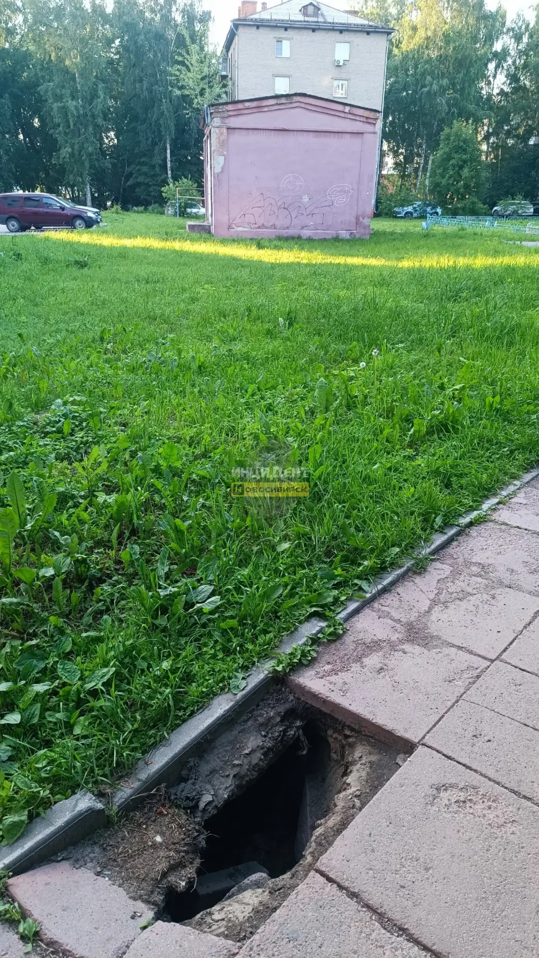 На тротуаре железнодорожного сквера, напротив домов по Дуси Ковальчук 183 и 183а, появилась яма

Уже