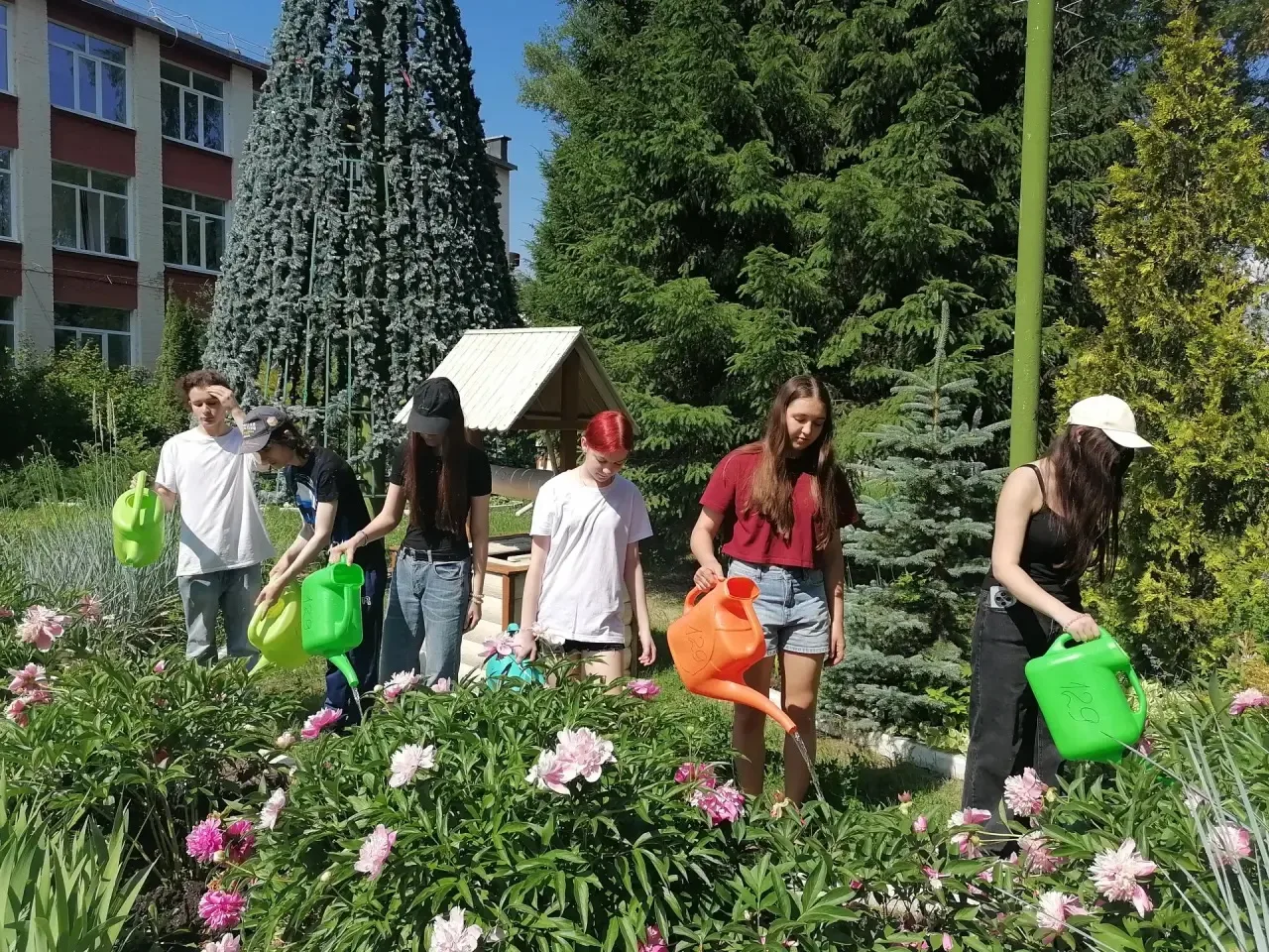 ЛЕТНЯЯ ПРАКТИКА

✨Сегодня к летней практике присоединились ученики 10Б класса. 

🌸 Ребята с энтузиа